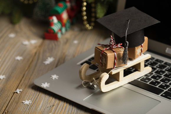 acheter-tenues-toques-et-toges-cape-robe-universitaire-mortier-tassel-coiffe-chapeau-de-diplome-echarpes-de remise-de-diplomes-porte-diplome-couverture-a-diplome-pochette-a-diplome-protege-diplome-honorys-causa-les-toques-modeles-diplome-de-noel-maison