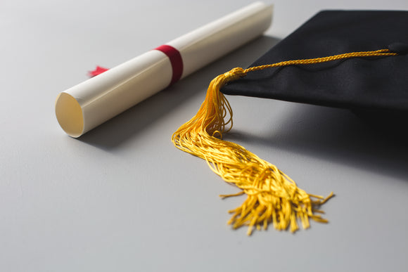 achat-toque-et-toge-cape-robe-universitaire-mortier-tassel-coiffe-chapeau-de-diplome-echarpes-de remise-de-diplomes-porte-diplome-couverture-a-diplome-pochette-a-diplome-protege-diplome-honorys-causa-les-toques-modeles-maison-du-diplome